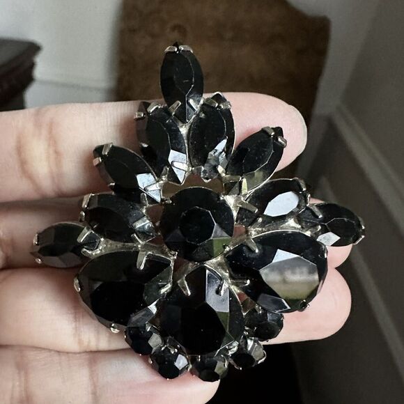VTG‎ Pin Brooch 2.25" Jet Black Navette Rhinestones Classic Elegant Silver Tone - Picture 1 of 7